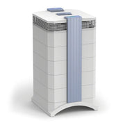 IQAir GC MultiGas NE Luftreiniger in Weiß mit blauem Griffelement, Gesamtansicht schräg von vorne