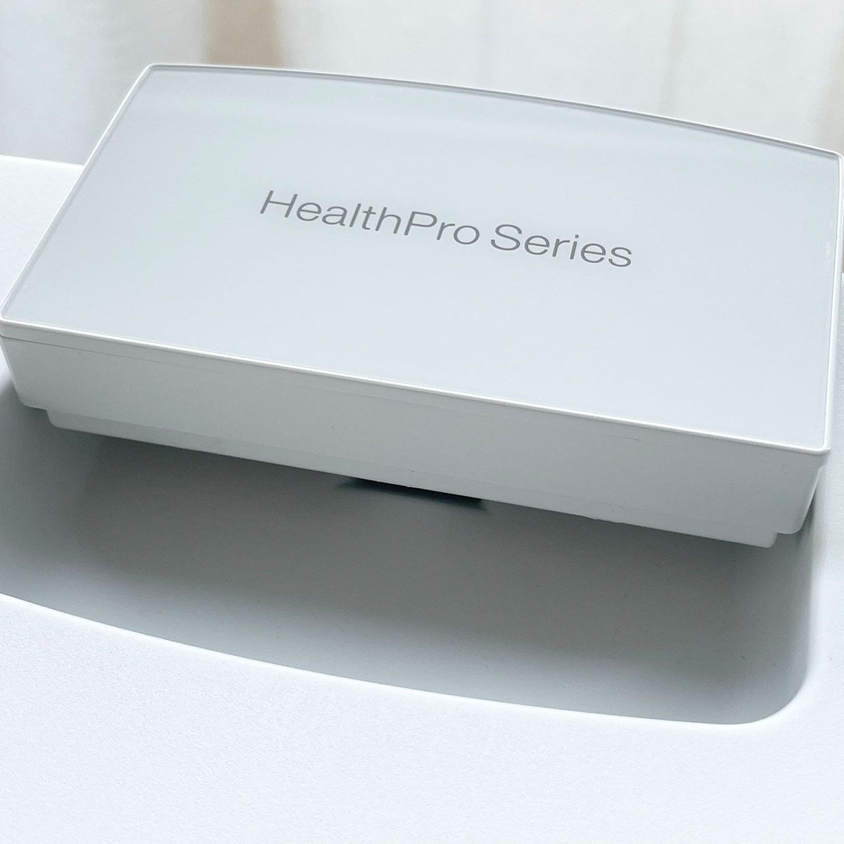 Nahaufnahme der Bedieneinheit des IQAir HealthPro Luftreinigers mit Schriftzug „HealthPro Series“