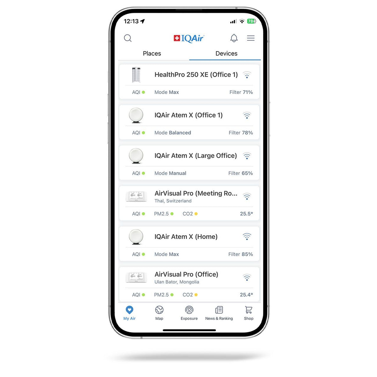 Smartphone zeigt IQAir App mit Geräteübersicht verbundener Luftreiniger, Filterstand und Modus