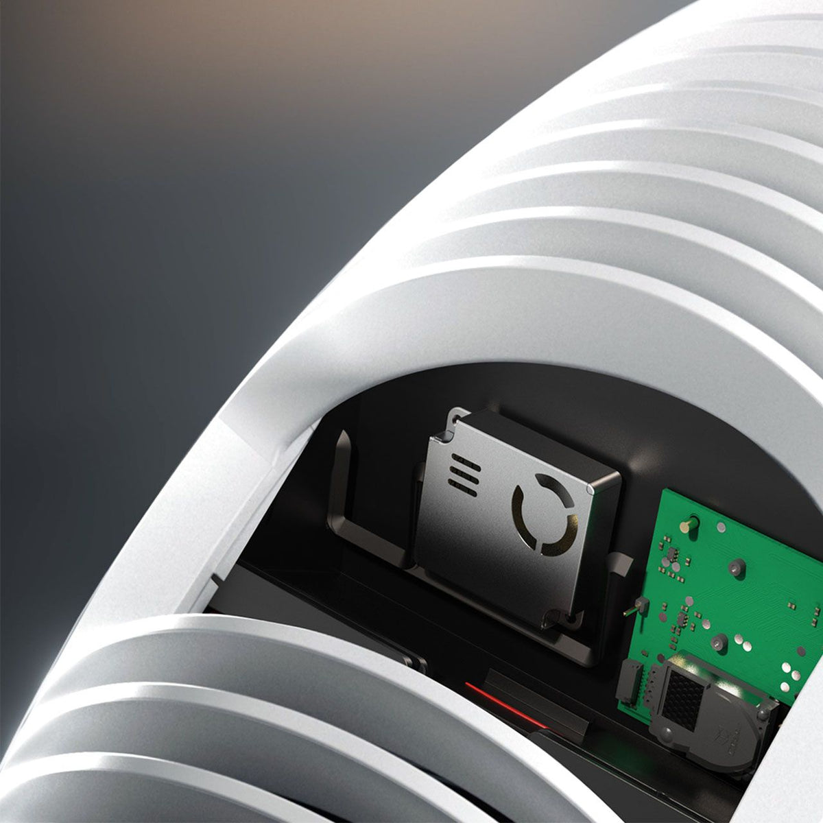 Nahaufnahme des Innenraums des IQAir Atem X Luftreinigers mit Sensor und Platine
