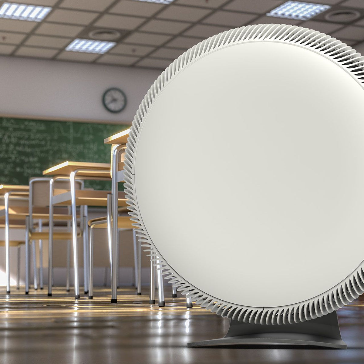 IQAir Atem X Luftreiniger, runde Front, in einem Klassenzimmer mit Schulbänken und Tafel