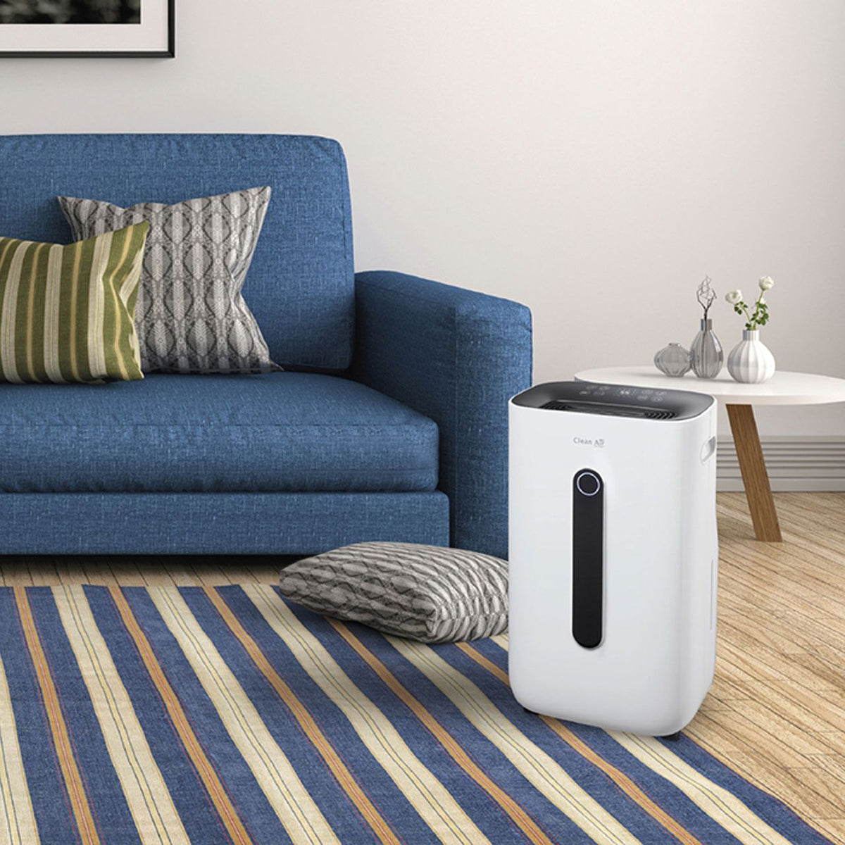 Clean Air Optima CA-706 Smart Luftentfeuchter in Weiß neben Sofa im Wohnzimmer
