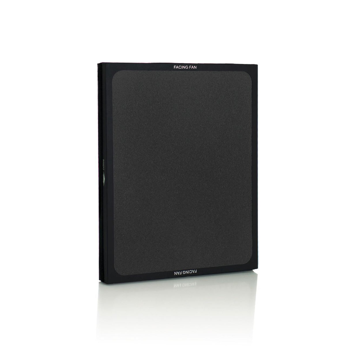 Blueair Rauchstoppfilter für Serie 200/300, schwarz, mit Aufdruck „Facing Fan“, Schrägansicht