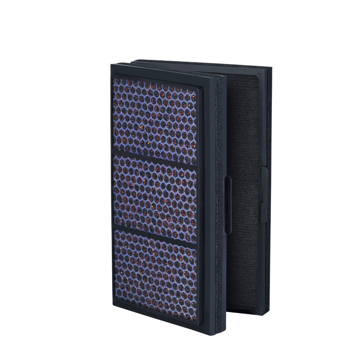 Blueair Pro M/L/XL Rauchstoppfilter, schwarzer Rahmen mit Wabenstruktur, schräge Ansicht mit Aktivkohleschicht