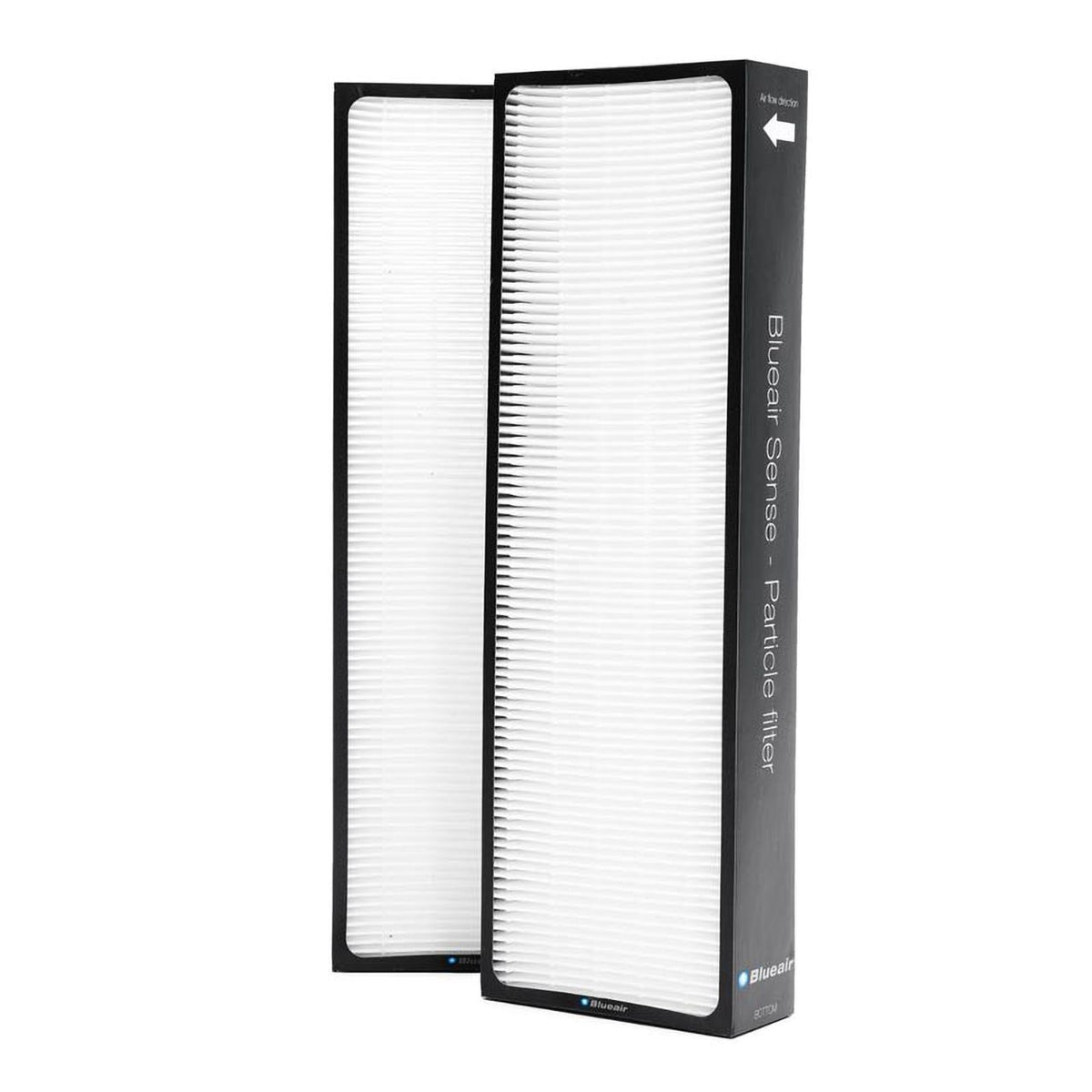 Blueair Sense Partikelfilter, zwei gefaltete Filterelemente in schwarzer Verpackung mit Luftstrom-Pfeil