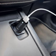IQAir Atem Car Power Adapter, schwarz, in Zigarettenanzünder-Buchse eines Autos eingesteckt