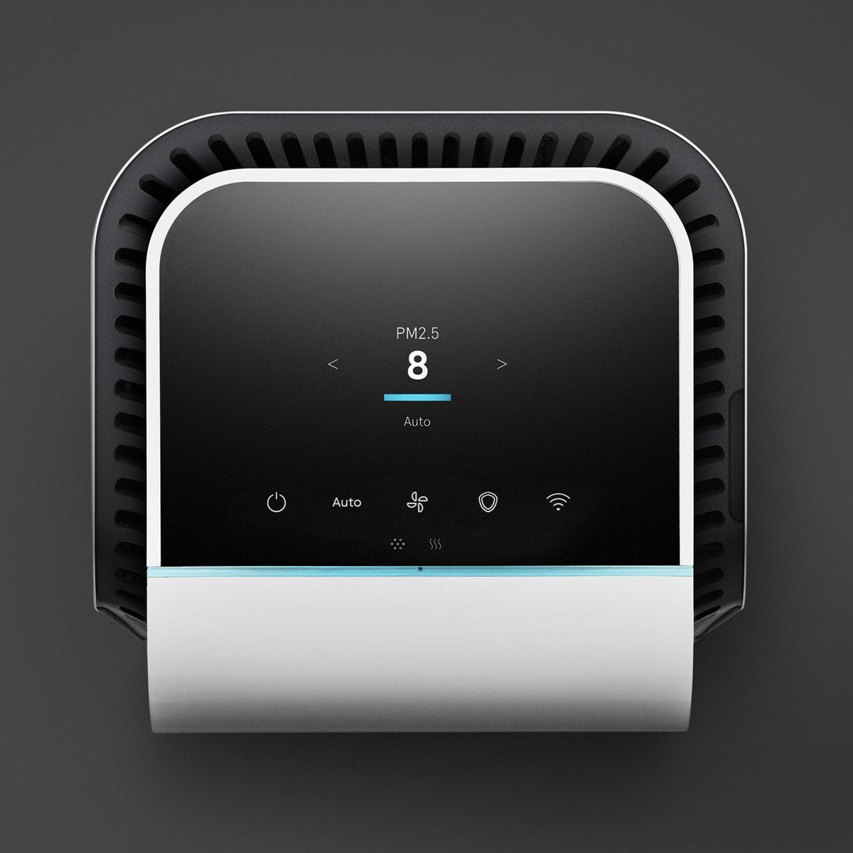 Blueair HealthProtect 7440i Luftreiniger, Draufsicht auf Display mit PM2.5-Wert 8 und Auto-Modus