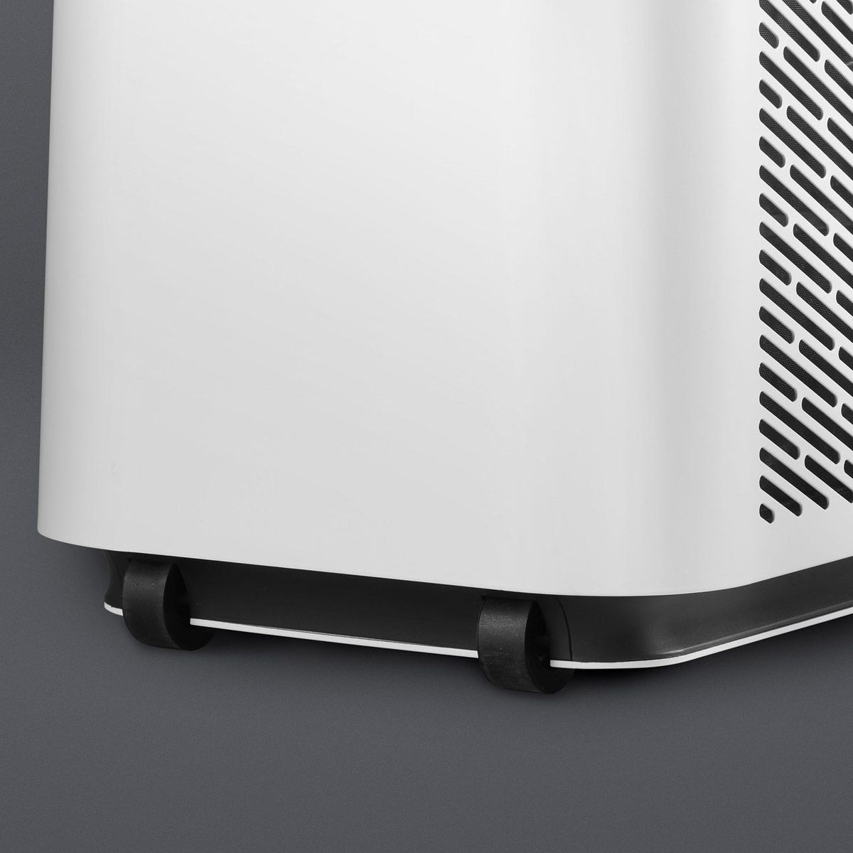Nahaufnahme der Rollen und Lüftungsschlitze am Sockel des Blueair HealthProtect™ 7440i Luftreinigers