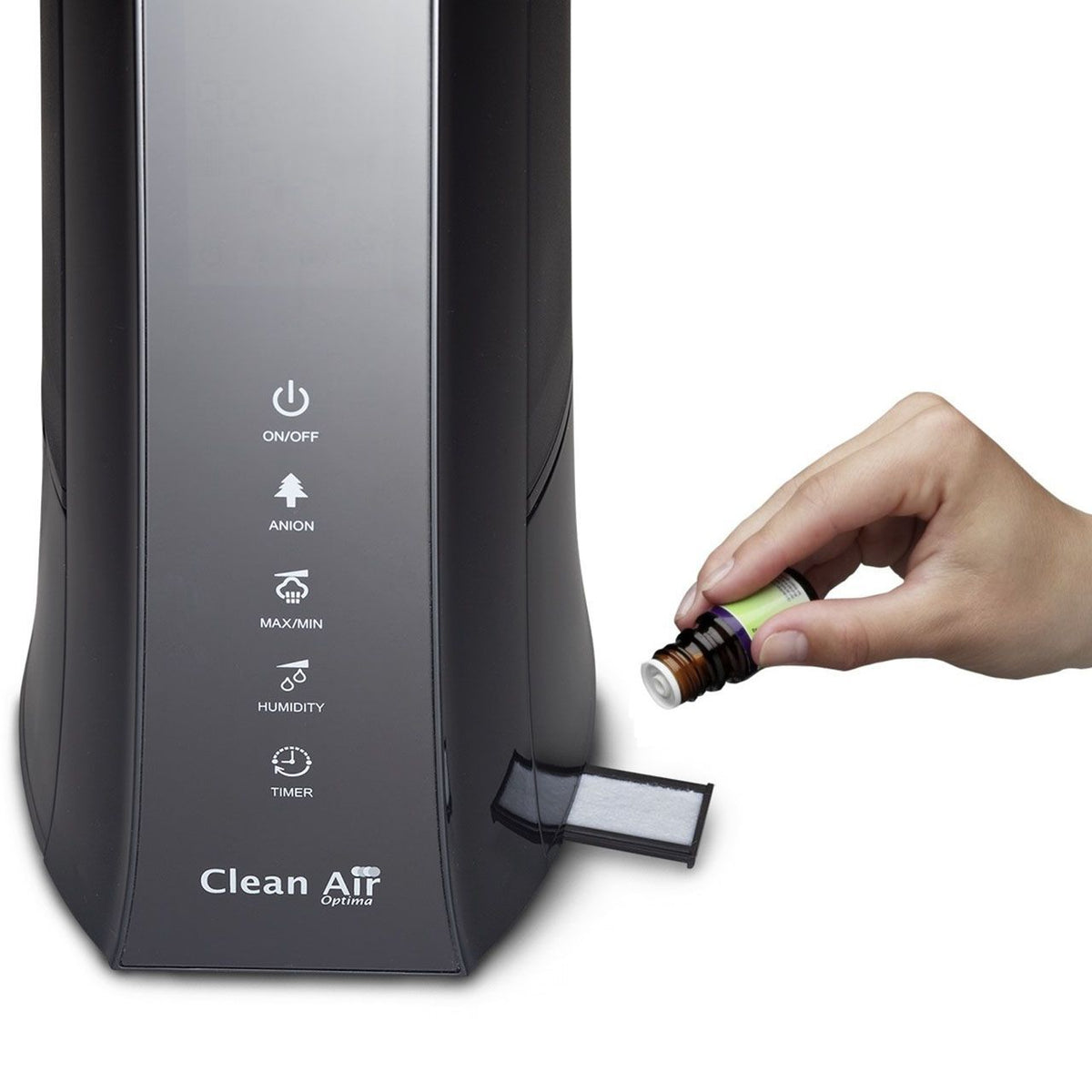 Hand hält Duftöl-Fläschchen vor Bedienfeld des Clean Air Optima CA-603 Luftbefeuchters in Schwarz