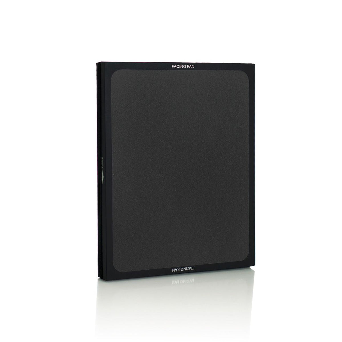 Blueair Partikel- und Rauch-Filter für Classic 205, schwarz mit Aufdruck „Facing Fan“, Schrägansicht