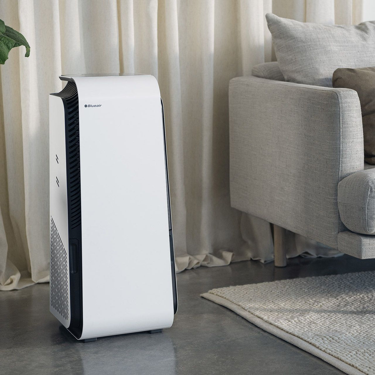 Blueair HealthProtect™ 7740i Luftreiniger in Weiß neben Sofa im Wohnzimmer