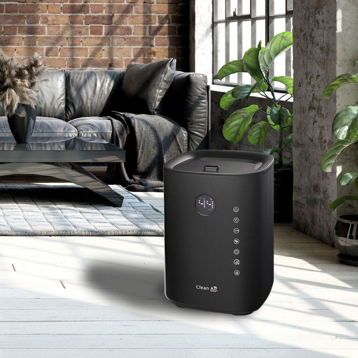 Clean Air Optima CA-605 Smart Luftbefeuchter in Schwarz auf Holzboden in einem Wohnzimmer