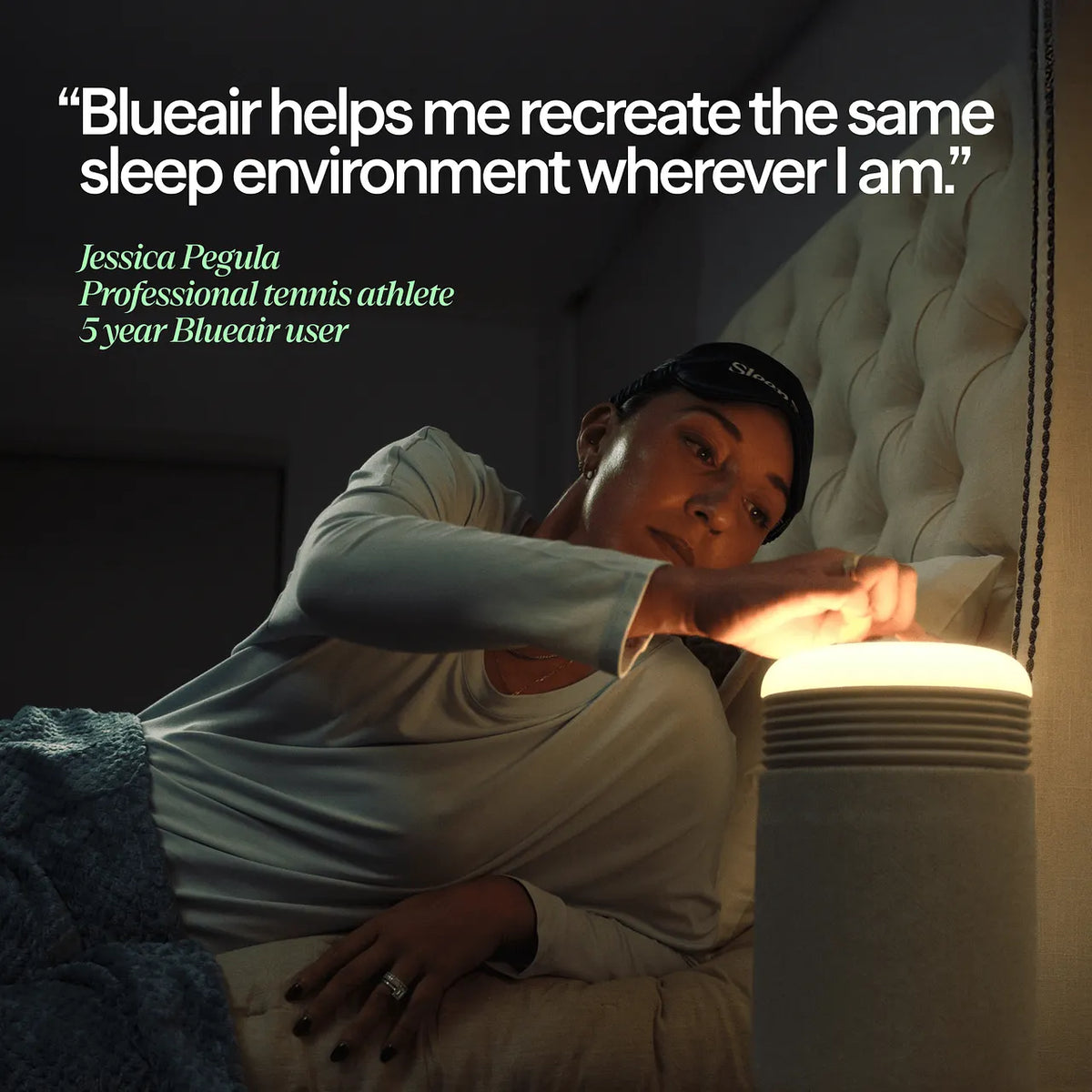 Frau im Bett bedient die Lichtfunktion des Blueair Mini Restful Luftreinigers, Testimonial-Zitat von Jessica Pegula