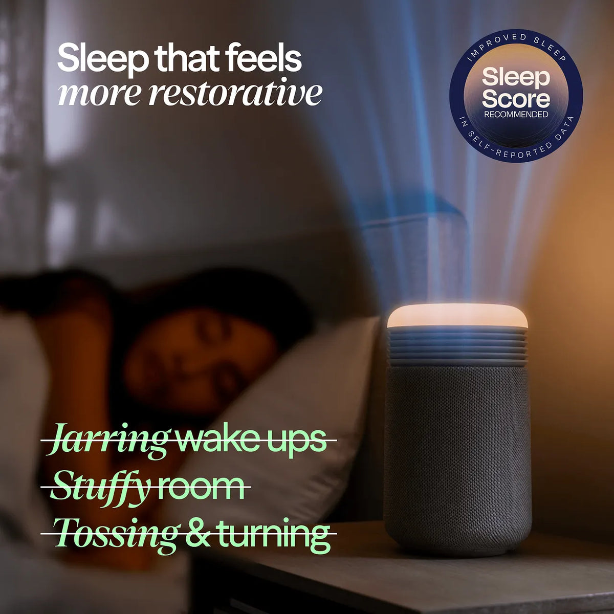Blueair Mini Restful Luftreiniger mit Lichtwecker auf Nachttisch neben schlafender Person, Grafik mit englischem Werbetext und „Sleep Score“-Siegel