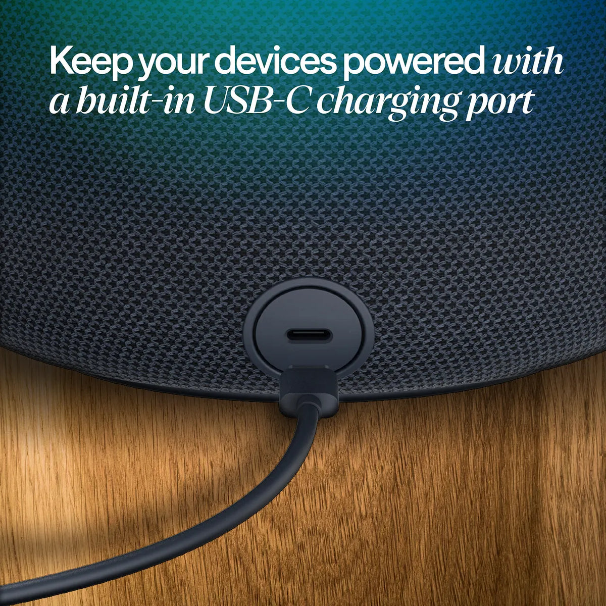 Blueair Mini Restful Luftreiniger, Nahaufnahme des eingebauten USB-C-Ladeanschlusses mit angestecktem Kabel