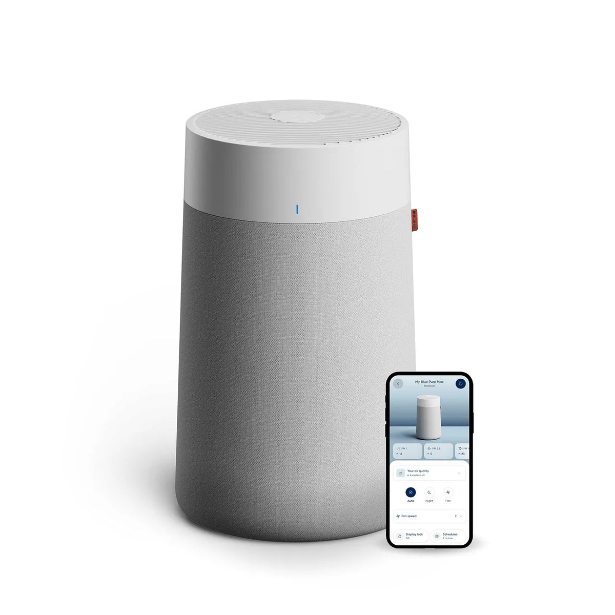 Blueair Blue Pure Max Luftreiniger mit grauem Stoffbezug, daneben Smartphone mit Steuerungs-App