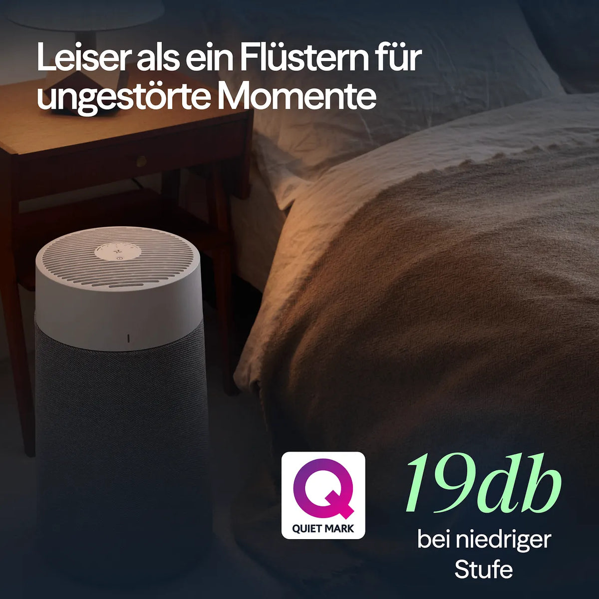 Blueair Luftreiniger neben Bett im Schlafzimmer, Grafik „Quiet Mark“-Siegel und Angabe „19db bei niedriger Stufe“