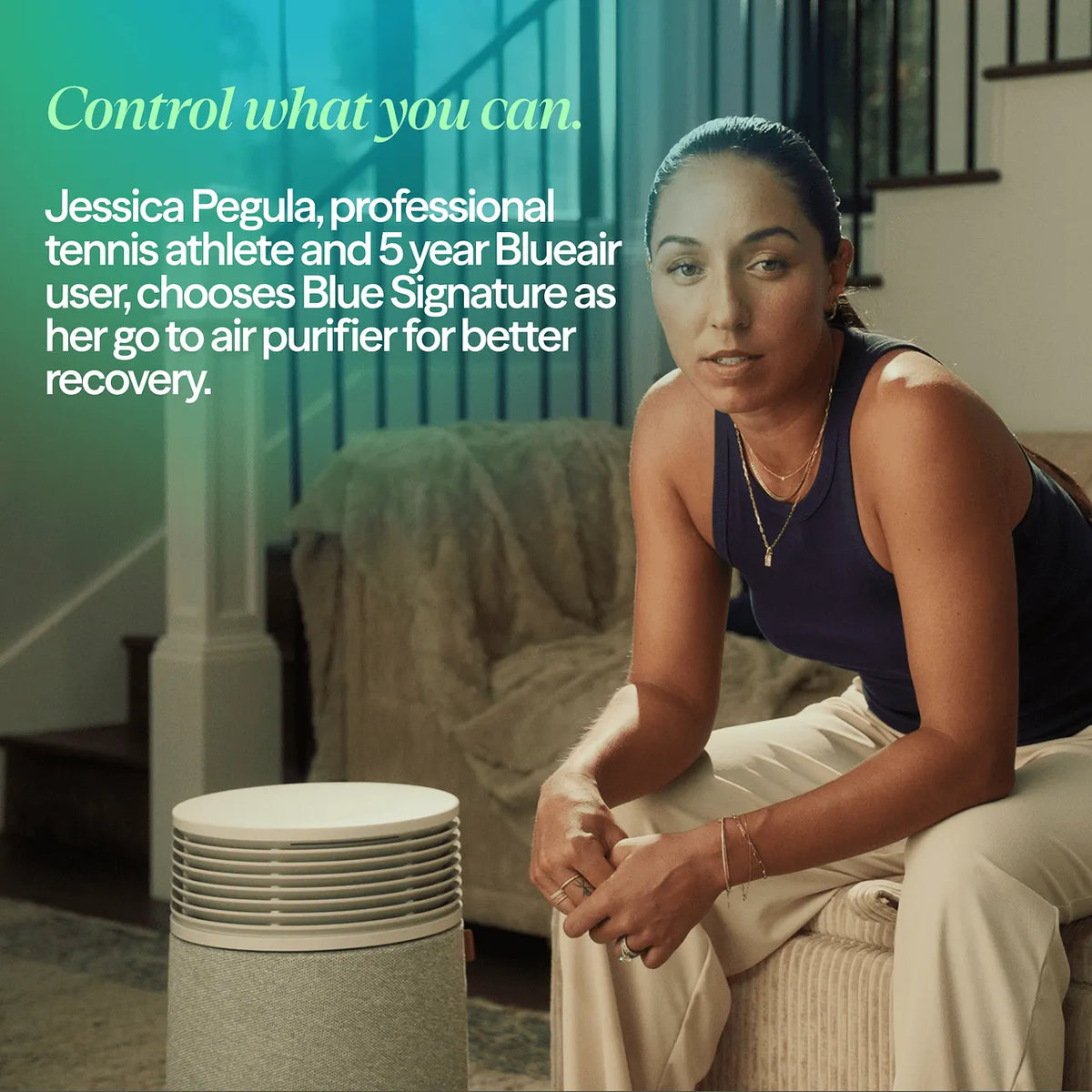 Blueair Blue Signature Luftreiniger im Wohnzimmer, Frau sitzt daneben, Werbetext mit Testimonial von Jessica Pegula