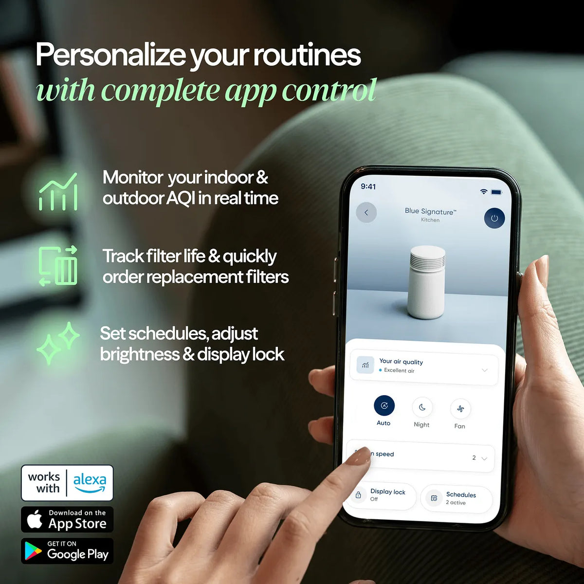 Hand hält Smartphone mit Blueair-App zur Steuerung des Blue Signature™ Luftreinigers, Grafik mit App-Funktionen
